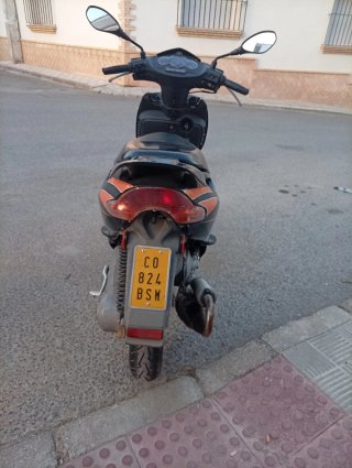 Aprilia Sonic Scooter Negra y Naranja