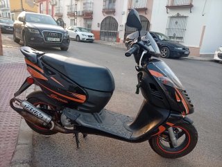 Aprilia Sonic Scooter Negra y Naranja