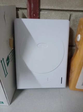 Dispensador toallitas papel blanco pared