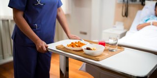 Cuidador ancianos en hospital. Chico español joven