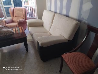 Sofá de tela y piel beige y negro