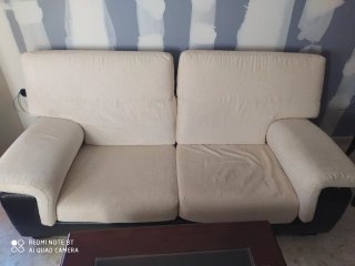 Sofá de tela y piel beige y negro
