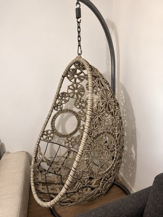 Columpio de mimbre y metal