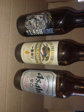Collezione di bottiglie di birra vuote