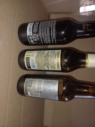 Collezione di bottiglie di birra vuote