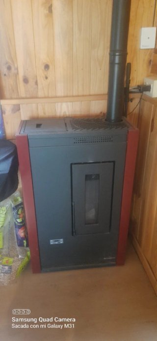 Estufa de pellets negra y roja. Mod. Luisella 5.0