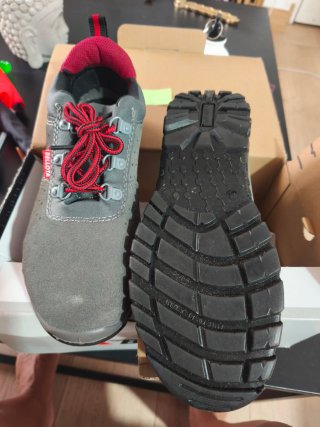 Zapatos de seguridad Bellota grises y rojos