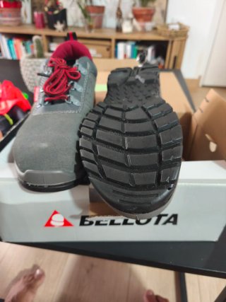 Zapatos de seguridad Bellota grises y rojos