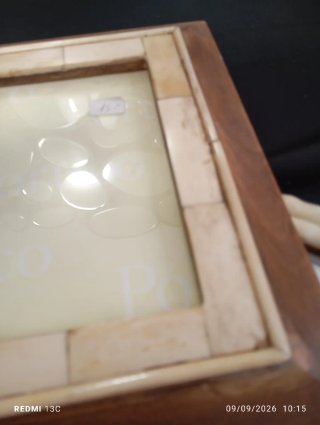 Trío de marcos de fotos madera y hueso.