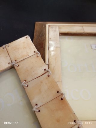 Trío de marcos de fotos madera y hueso.