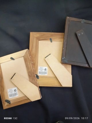 Trío de marcos de fotos madera y hueso.