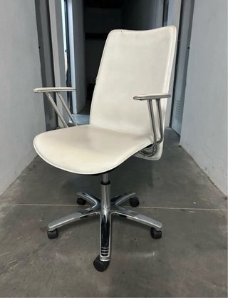 Accesorios oficina (silla, elevador y caja fuerte)