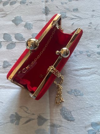 Bolso de mano rojo de terciopelo