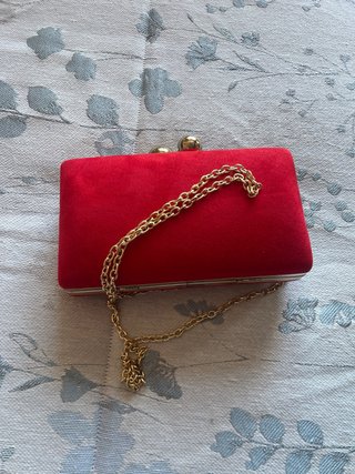 Bolso de mano rojo de terciopelo