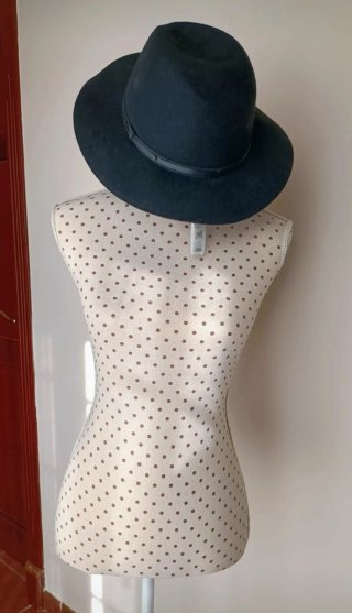Sombrero de fieltro negro