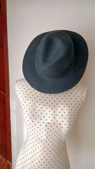 Sombrero de fieltro negro