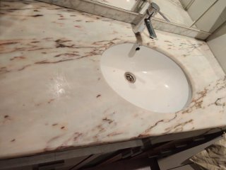 Mueble de baño y espejo madera y mármol