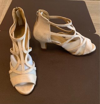 Zapatos de baile beige nuevos