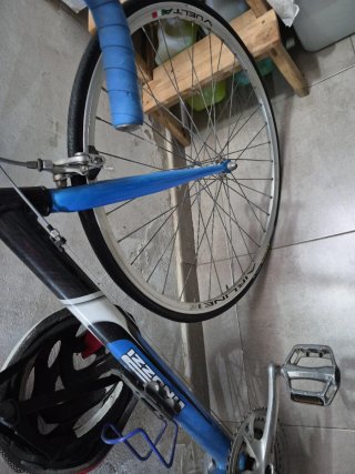 Bicicleta de carretera azul