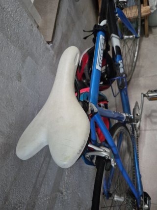Bicicleta de carretera azul