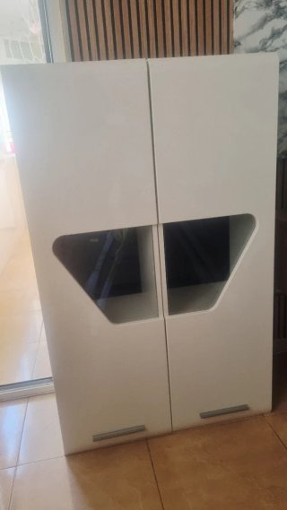 Vitrina madera blanca con luz integrada