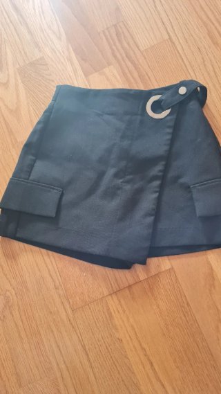 Falda pantalón negra con detalle metálico