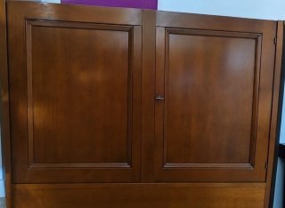 Mueble de madera marrón