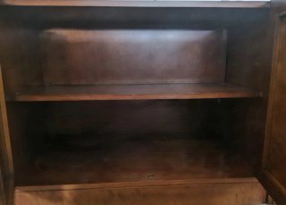 Mueble de madera marrón