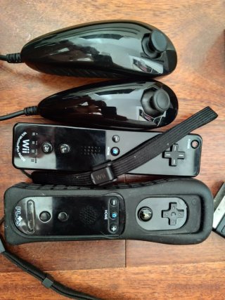 Nintendo Wii con 2 mandos motion Plus y 2 Nuchanks