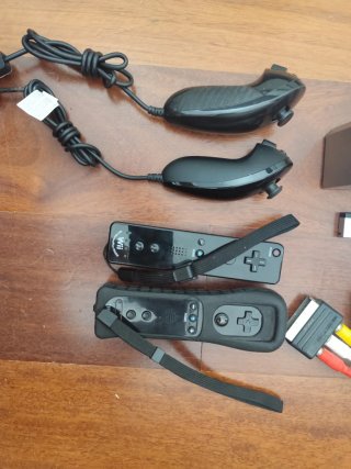Nintendo Wii con 2 mandos motion Plus y 2 Nuchanks