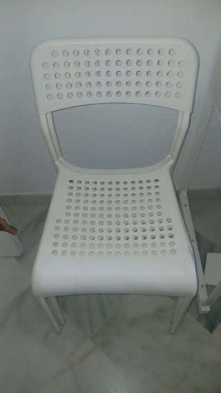 Silla blanca de plástico