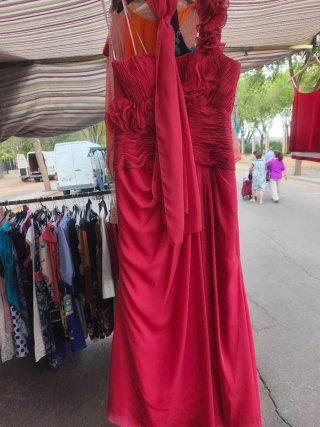 Se vende resto de tienda , todo fiesta corto y la