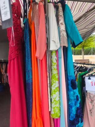 Se vende resto de tienda , todo fiesta corto y la