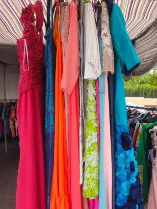 Se vende resto de tienda , todo fiesta corto y la