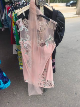 Se vende resto de tienda , todo fiesta corto y la