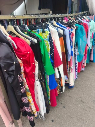 Se vende resto de tienda , todo fiesta corto y la