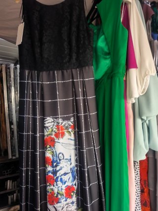 Se vende resto de tienda , todo fiesta corto y la