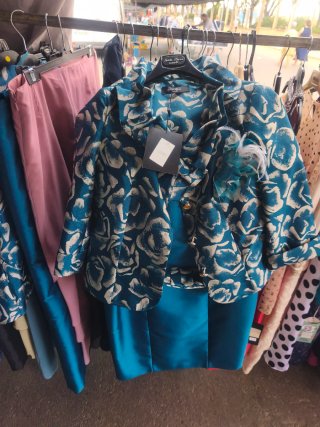 Se vende resto de tienda , todo fiesta corto y la