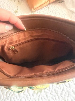 Pochette marrone con catena dorata