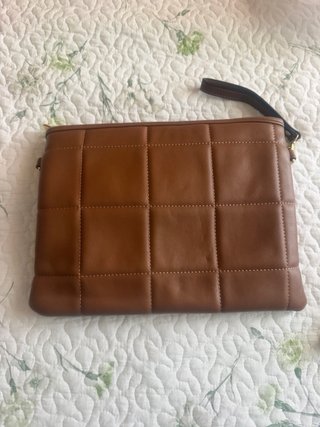 Pochette marrone con catena dorata
