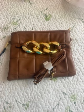 Pochette marrone con catena dorata