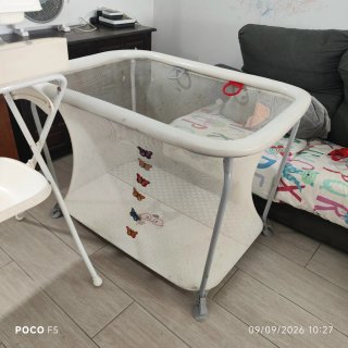 Parque infantil plegable hay 2 solo está con polvo