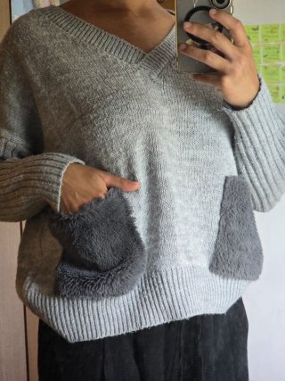 Jersey gris cuello pico con bolsillos peludos
