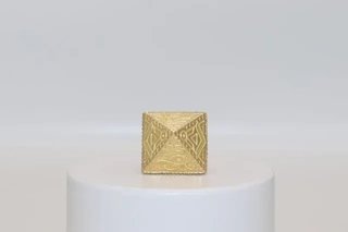 SELLO PIRAMIDE. Oro 18k.