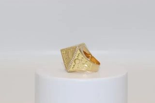 SELLO PIRAMIDE. Oro 18k.