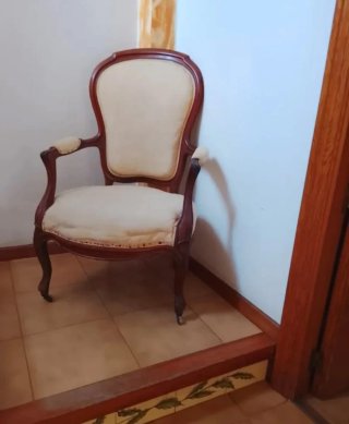 Elegante sillón de madera tapizado