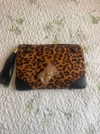 Pochette maculata con zip e nappe