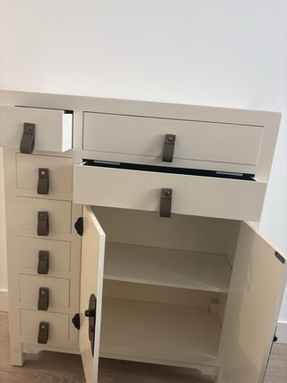Aparador estilo oriental madera y cuero