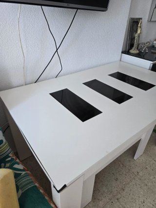 Mesa de comedor blanca y negra con cristal