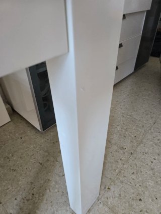 Mesa de comedor blanca y negra con cristal